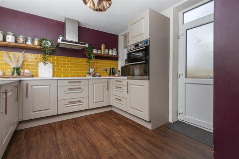 3 bedroom end of terrace house for sale, Ryefields Avenue, Huddersfield HD3