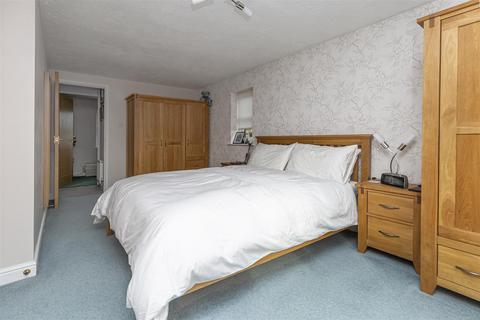 15 Botham Fields, Huddersfield, HD3 4PJ