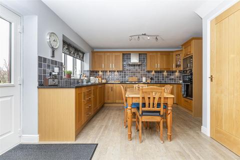 15 Botham Fields, Huddersfield, HD3 4PJ
