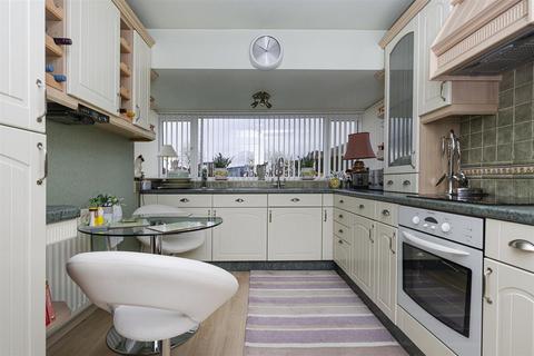 2 bedroom semi-detached bungalow for sale, Chiltern Avenue, Huddersfield HD3