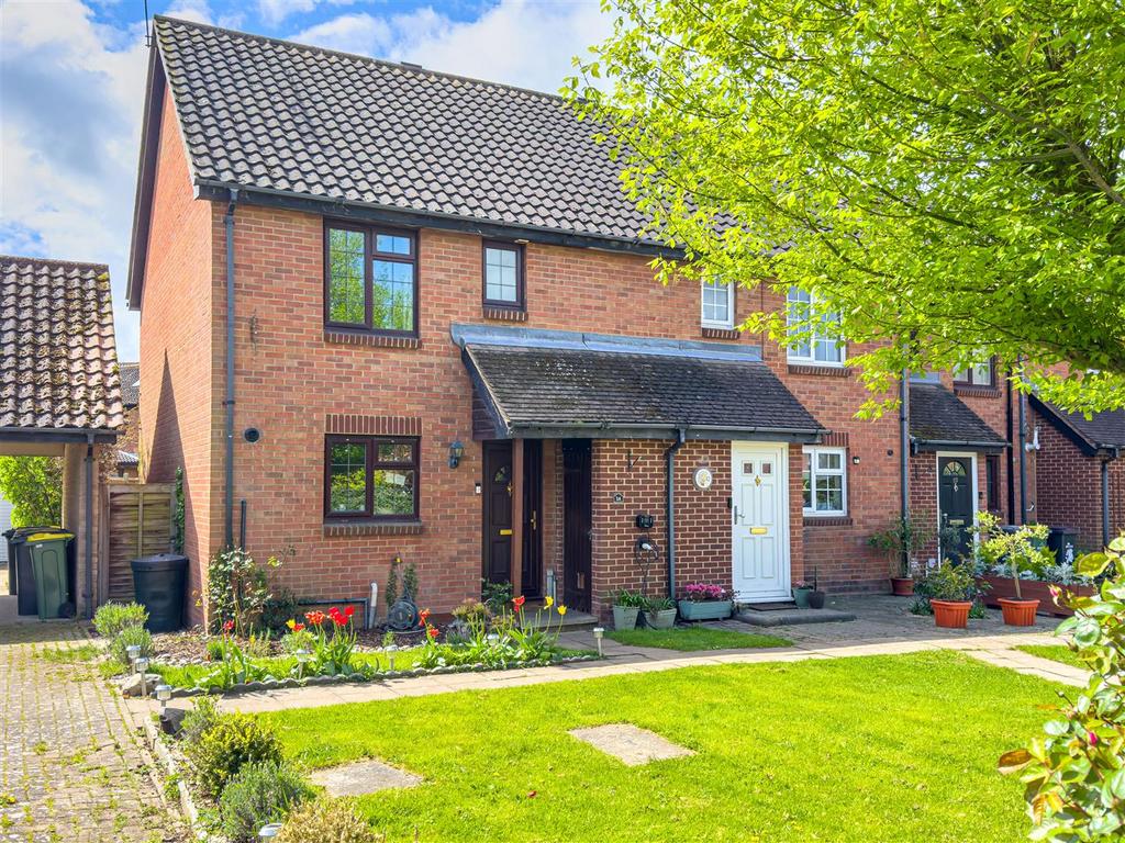 Lincoln Way, Rayleigh SS6 3 bed semidetached house for sale £350,000