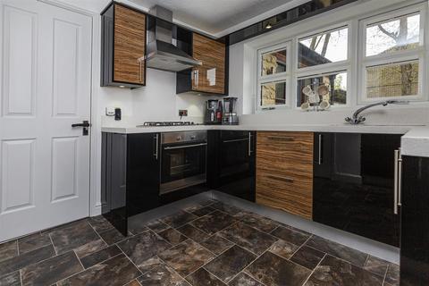 4 Botham Fields, Huddersfield, HD3 4PJ