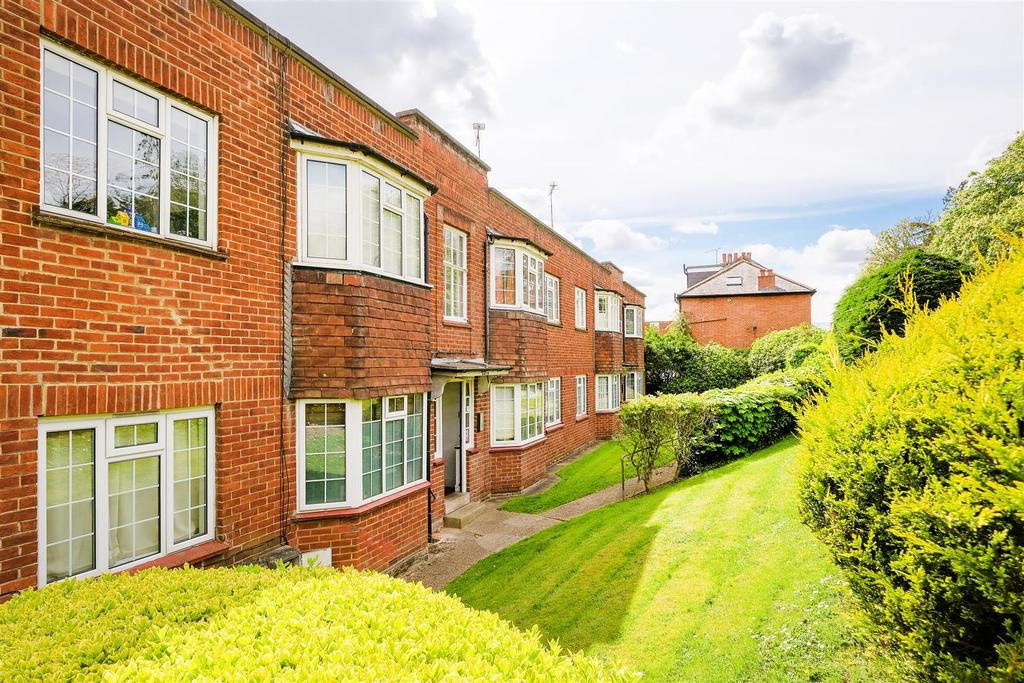 Crescent View, High Road, Loughton 2 bed flat to rent £1,500 pcm (£