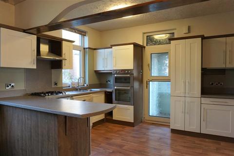 3 bedroom detached house to rent, Carlinghow Hill, Batley