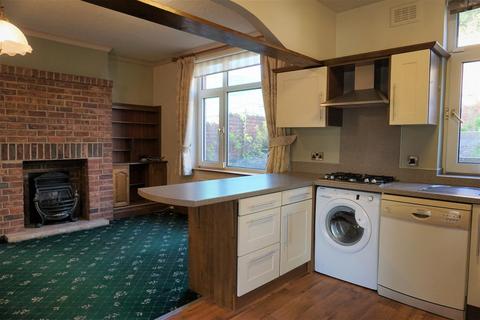 3 bedroom detached house to rent, Carlinghow Hill, Batley