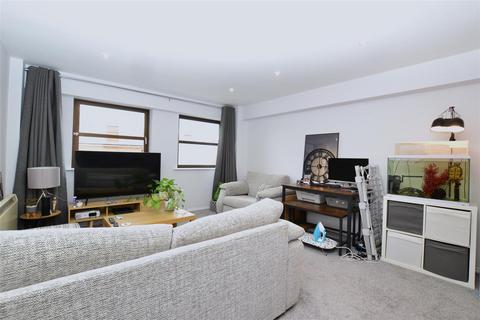 1 bedroom flat to rent, Gosbrook Road