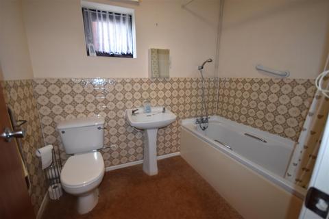 2 bedroom apartment to rent, Marine Parade East, Clacton-On-Sea CO15