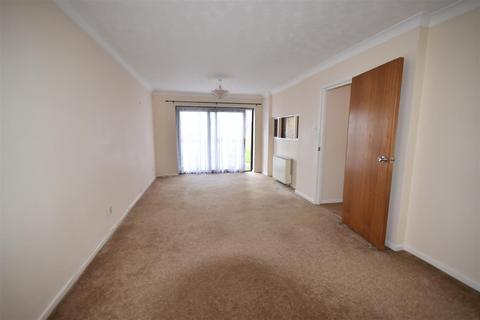 2 bedroom apartment to rent, Marine Parade East, Clacton-On-Sea CO15