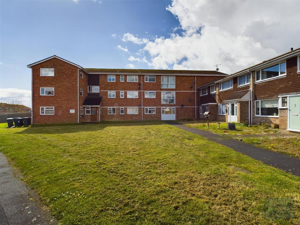 Blackmore Court, Melksham SN12 2 bed flat for sale £140,000