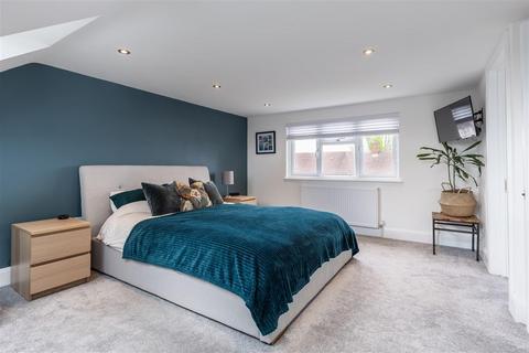 3 bedroom terraced house for sale, Torrington Gardens, Loughton