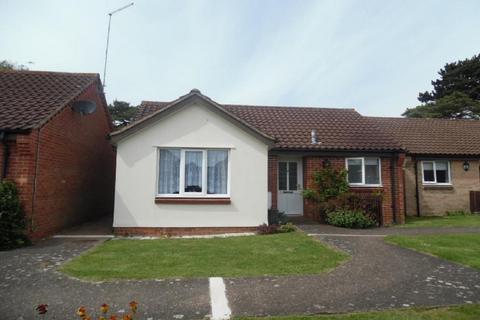 2 bedroom detached bungalow to rent, Sheraton Close, The Headlands, Northampton, NN3