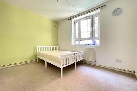 3 bedroom house share to rent, Fairclough Street, London E1