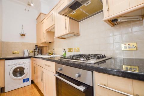2 bedroom flat to rent, Silverdale Road, Eastbourne
