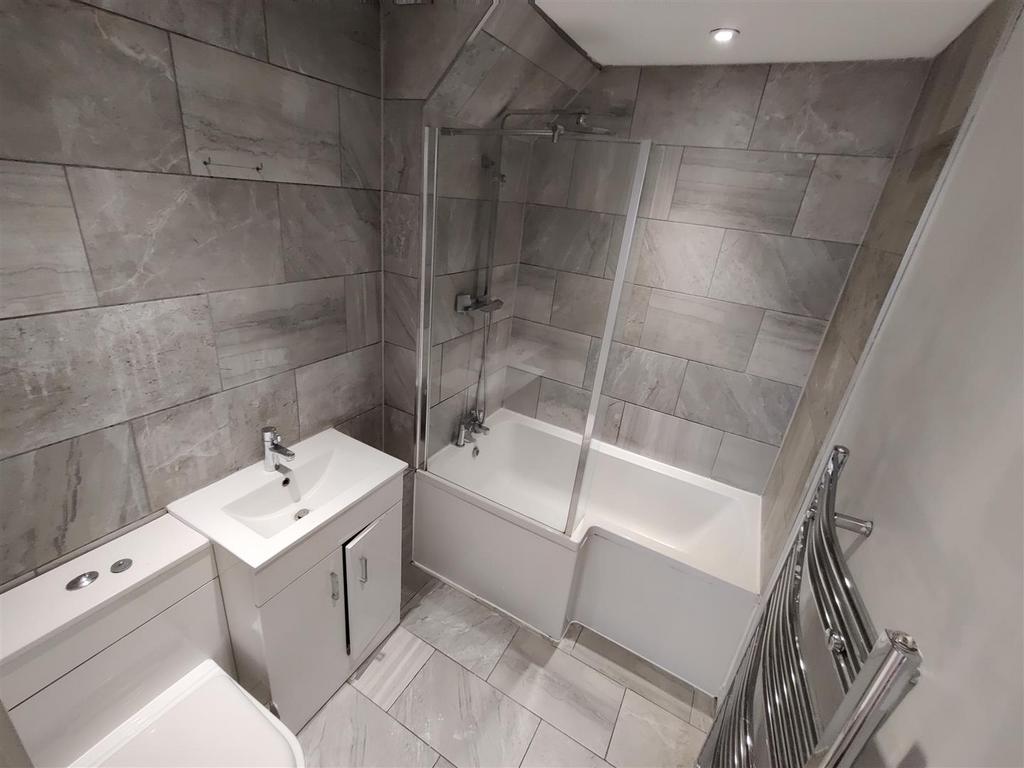 Flat 2, 179 Buttcourt Bathroom 2.jpg