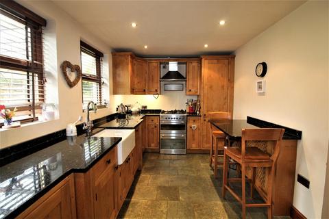 3 bedroom semi-detached house to rent, Cross Lane, Shepley, Huddersfield, HD8 8BN