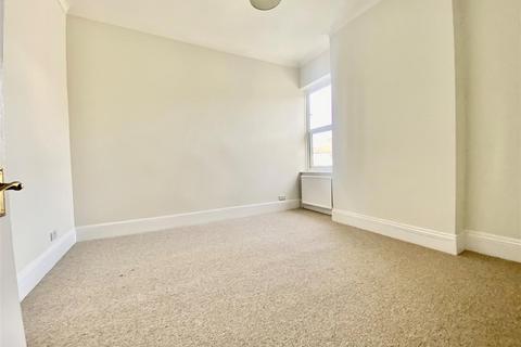 3 bedroom flat to rent, Christchurch Road, Worthing