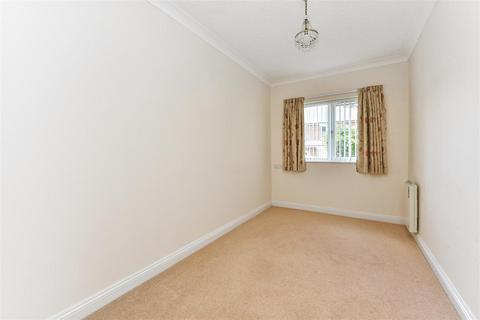 2 bedroom flat to rent, Cremorne Place, King George Avenue, Petersfield