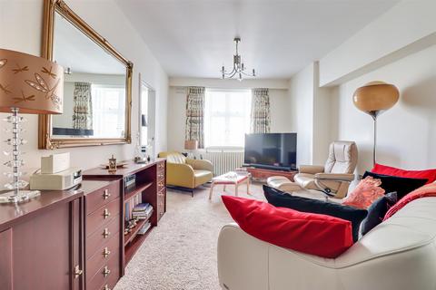 Flat 18, St Clements Court Broadway West, Leigh-on-sea, SS9 2BW