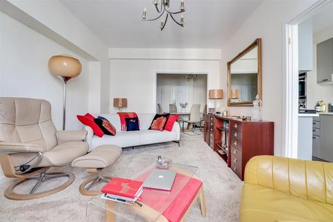 Flat 18, St Clements Court Broadway West, Leigh-on-sea, SS9 2BW