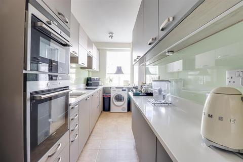 Flat 18, St Clements Court Broadway West, Leigh-on-sea, SS9 2BW