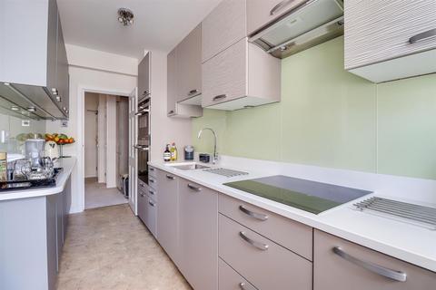 Flat 18, St Clements Court Broadway West, Leigh-on-sea, SS9 2BW