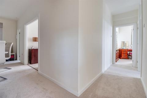 Flat 18, St Clements Court Broadway West, Leigh-on-sea, SS9 2BW