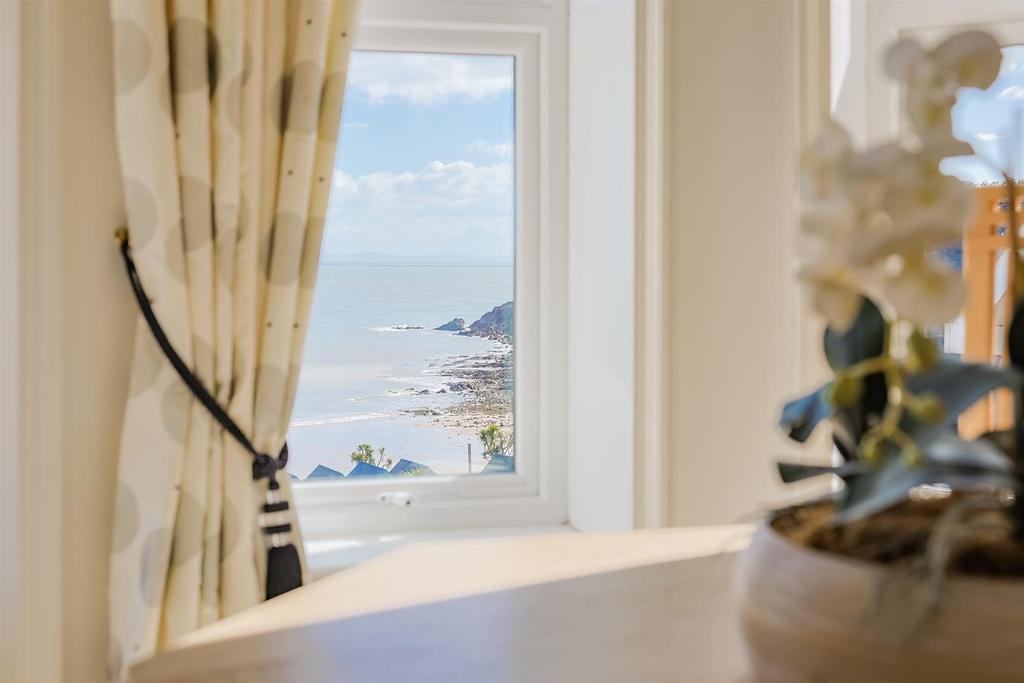A page   19 Langland Bay Manor - Web-23.jpg