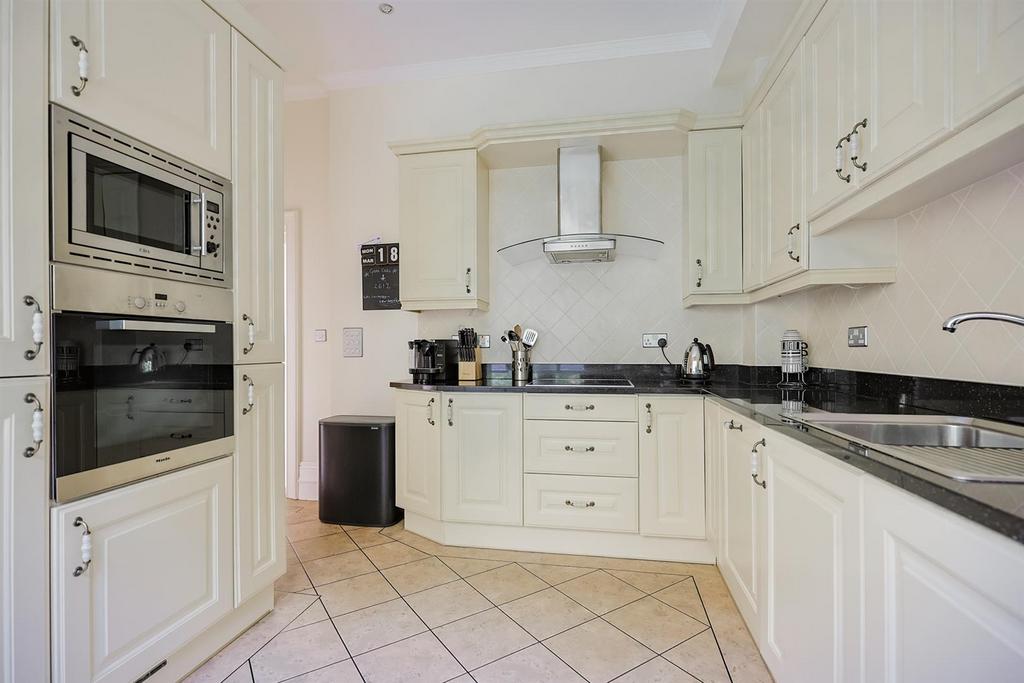 A page   19 Langland Bay Manor - Web-16.jpg