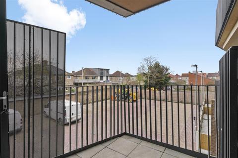 2 bedroom flat to rent, Flat 4, Staines Road, Hounslow TW4