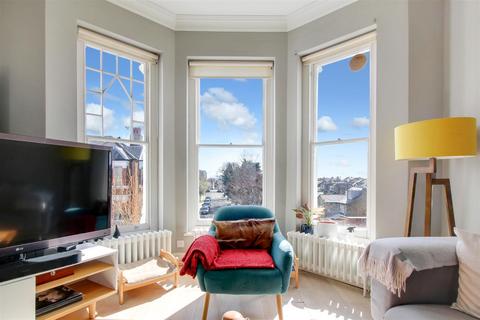 4 bedroom flat for sale, Gondar Gardens, London