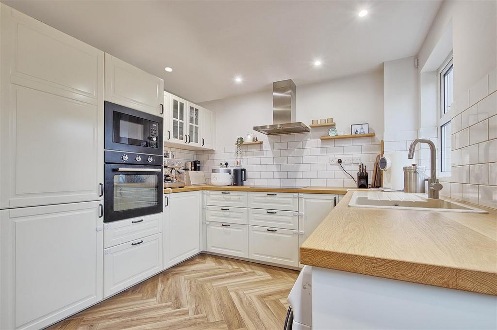 Kitchen 2.jpg