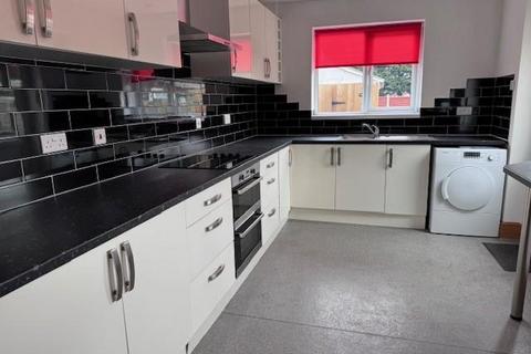 4 bedroom semi-detached house to rent, Chanterlands Avenue, Hull