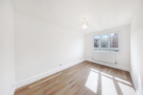 3 bedroom apartment to rent, Heather Close, London