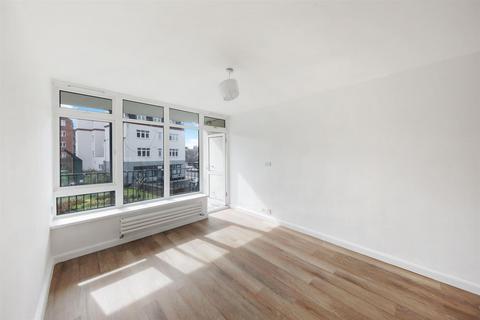 3 bedroom apartment to rent, Heather Close, London
