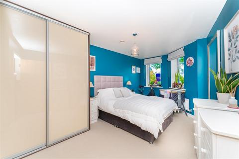 18 Dock Meadow Reach, London, W7 2QN