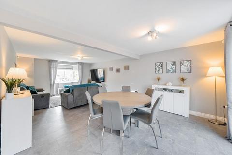 27 Abbots Court, Selby, YO8 8BF
