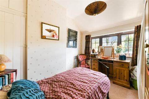 2 Old Bridge Lane, Epsom, KT17 4AD