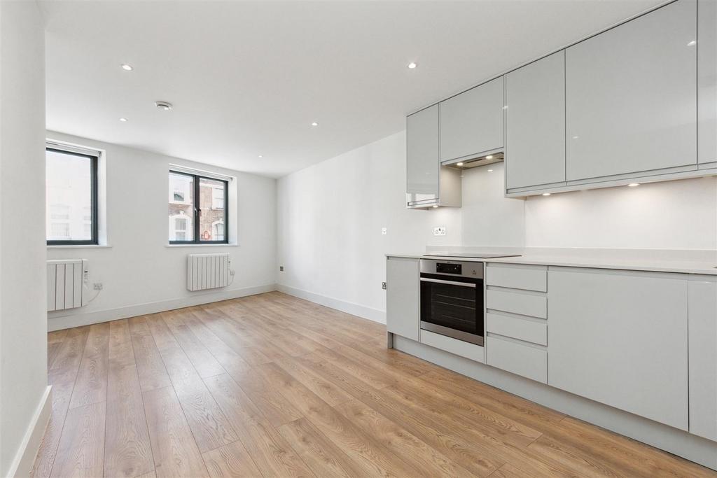 Upper Tooting Road, Tooting SW17 2 bed flat - £2,000 pcm (£462 pw)