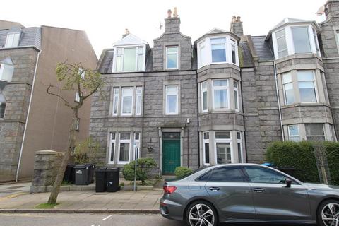 2 bedroom flat to rent, Whitehall Road, Top Floor,AB25