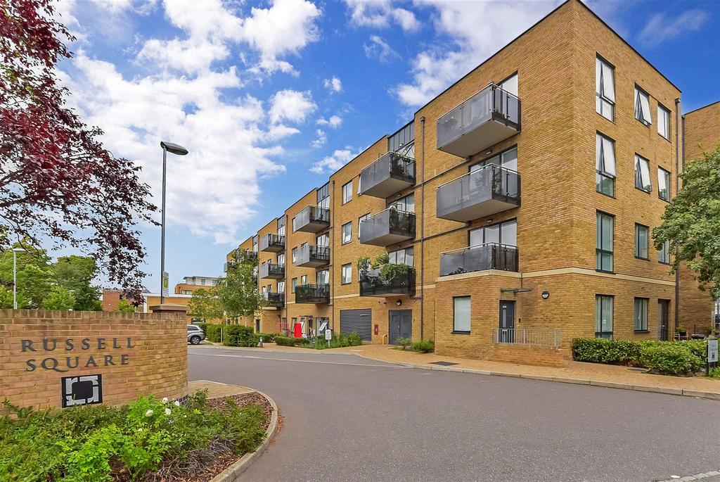 Russells Crescent, Horley, Surrey 2 bed apartment for sale £275,000