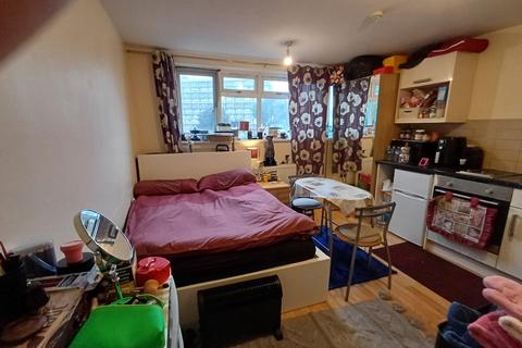 Studio to rent, Angell Road, London SW9