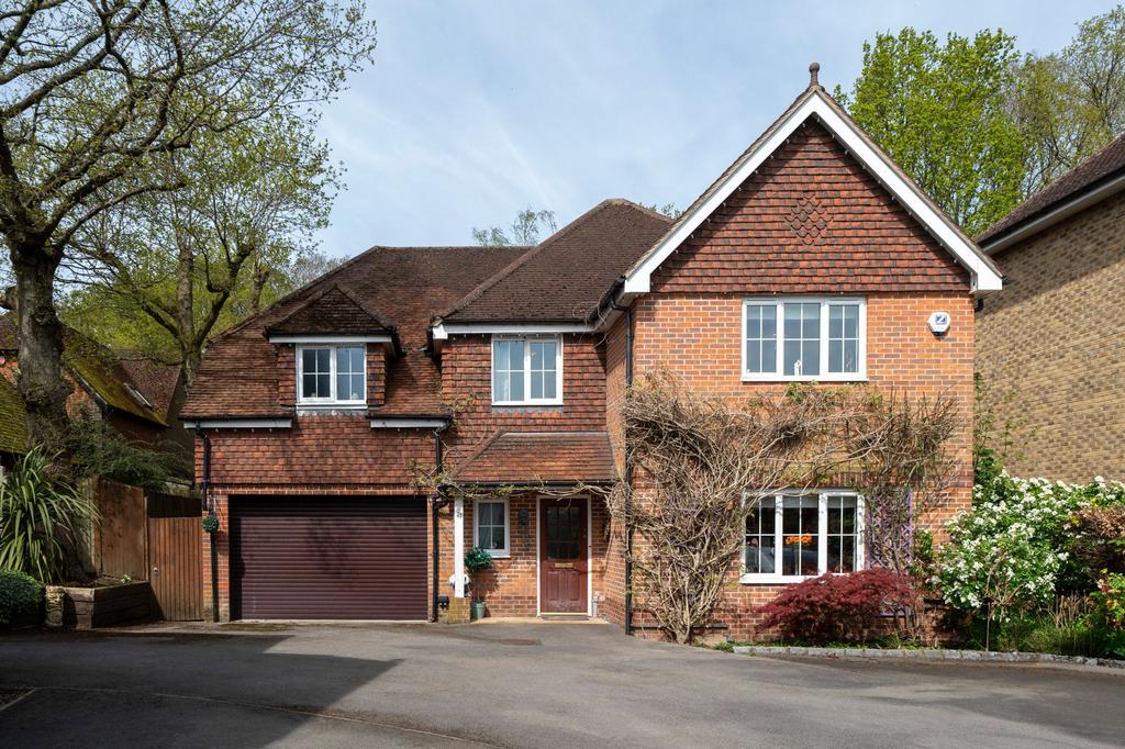 Smalley Close, Wokingham RG41 5 bed detached house for sale £1,000,000