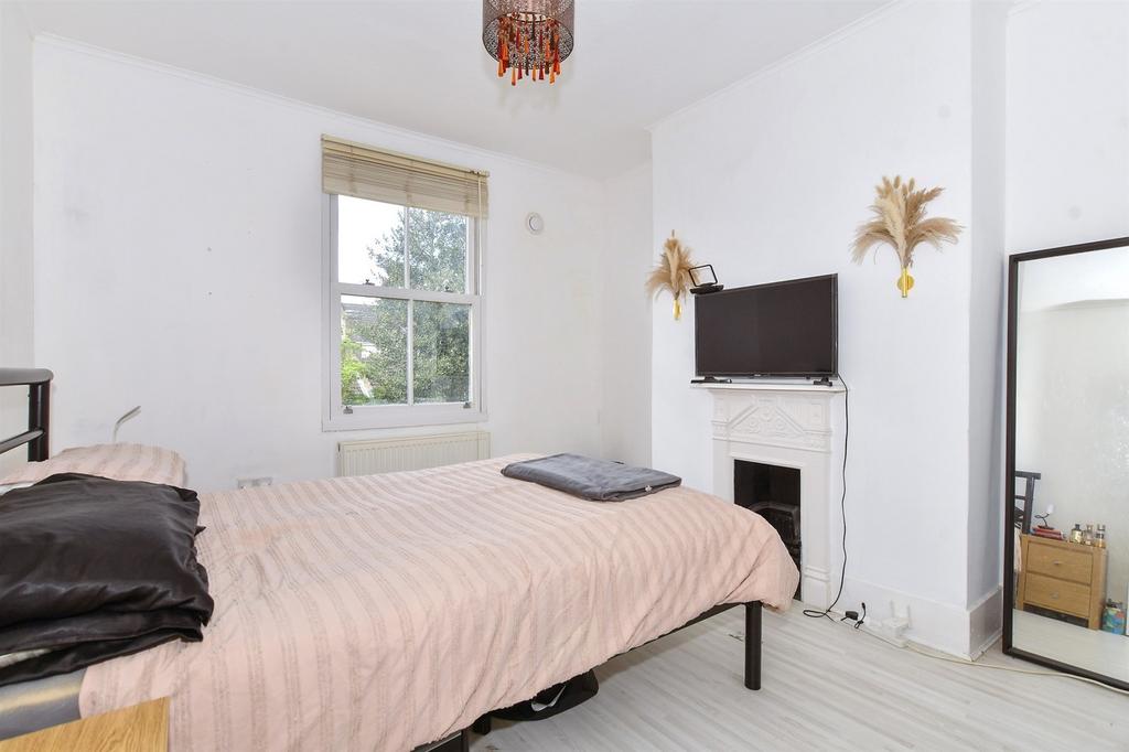 Dover Street, Barming, Maidstone, Kent 2 bed end of terrace house for