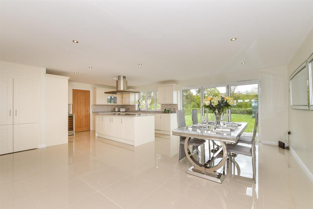 Kitchen/Dining Area