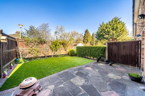 16 Eastwell Close, Beckenham, BR3 1TY