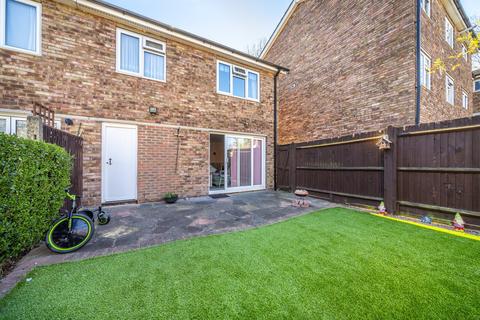 16 Eastwell Close, Beckenham, BR3 1TY