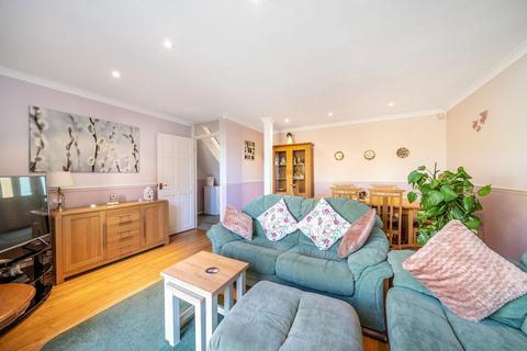 16 Eastwell Close, Beckenham, BR3 1TY