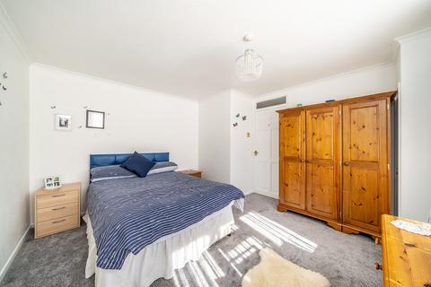 16 Eastwell Close, Beckenham, BR3 1TY