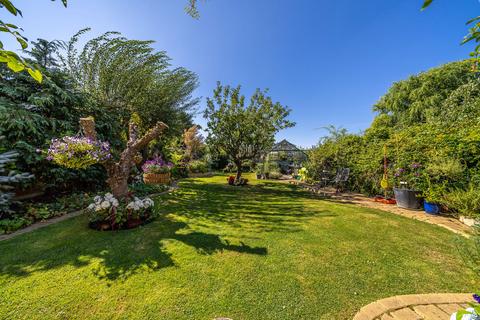 28 Rolleston Avenue, Petts Wood, Orpington, BR5 1AH