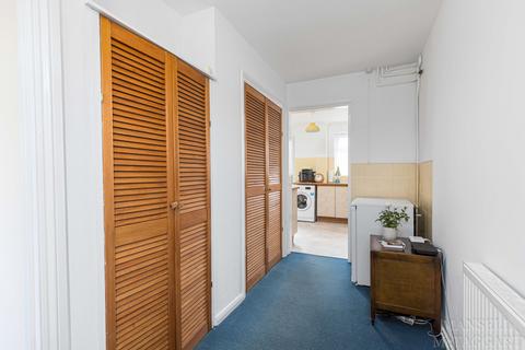 71 Warren Drive, Crawley, RH11 0DT